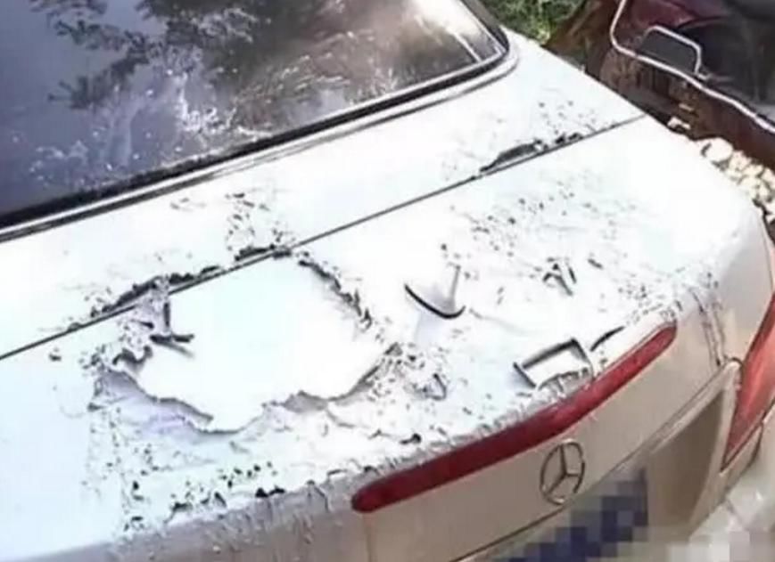  脱皮|奔驰霸占车位，业主看不懂“麻将电话”，用脱漆水让奔驰脱皮