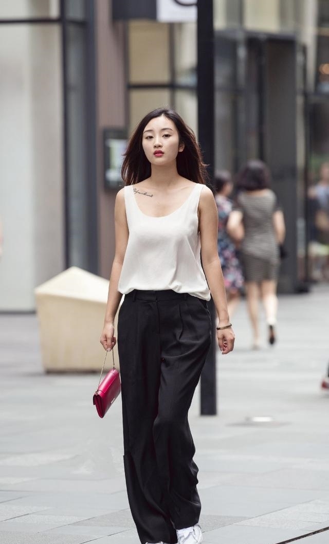 小白鞋|路人街拍：锁骨小姐姐好简洁的穿搭，吊带和小白鞋给人纯洁的感觉