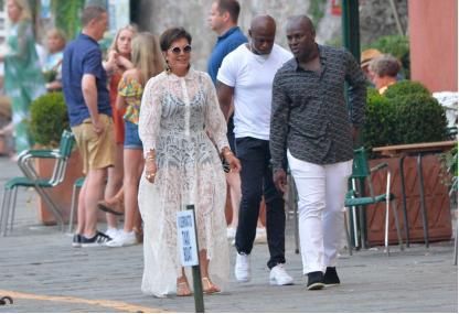  风衣|卡戴珊86岁奶奶太优雅！穿奶白色风衣笑靥如花，与64岁女儿似姐妹