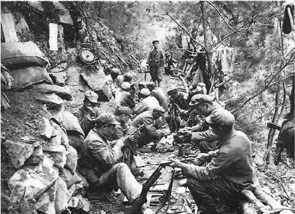 政委|弹药紧缺,前线请援手榴弹,团长命令卸警卫班,政委却问咋回事?