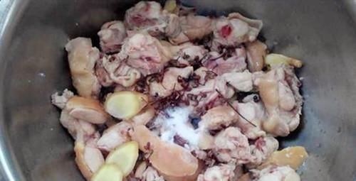  大厨|炖鸡时，焯水和直接炖都是错误的，大厨教你一招，鸡肉不腥