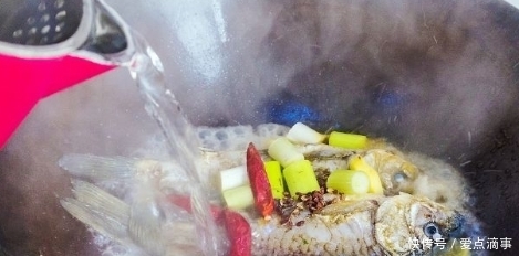  腥味|炖鱼时，万万不可放“它”，不然腥味锁在鱼里，鱼汤不鲜，口感差