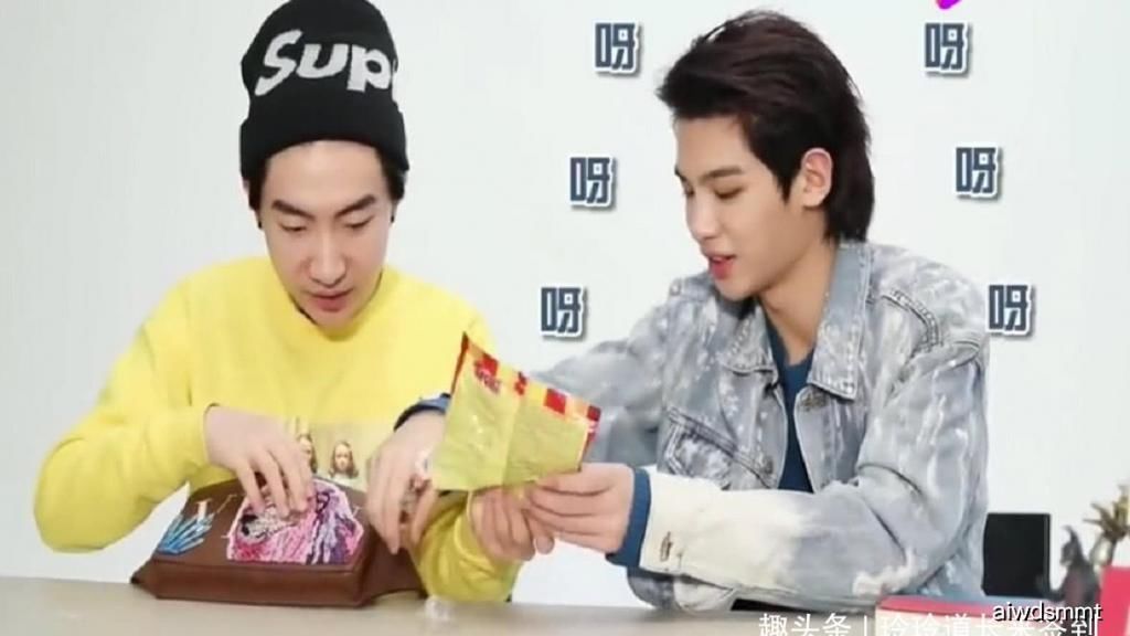黄明昊|明昊的包里只有一种零食,是未成年人爱吃的,买得起的明星同款