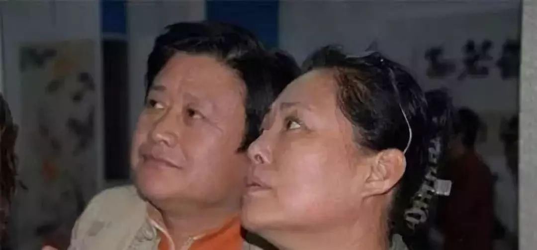  出门|70岁斯琴高娃曾遭8年家暴，如今出门靠轮椅