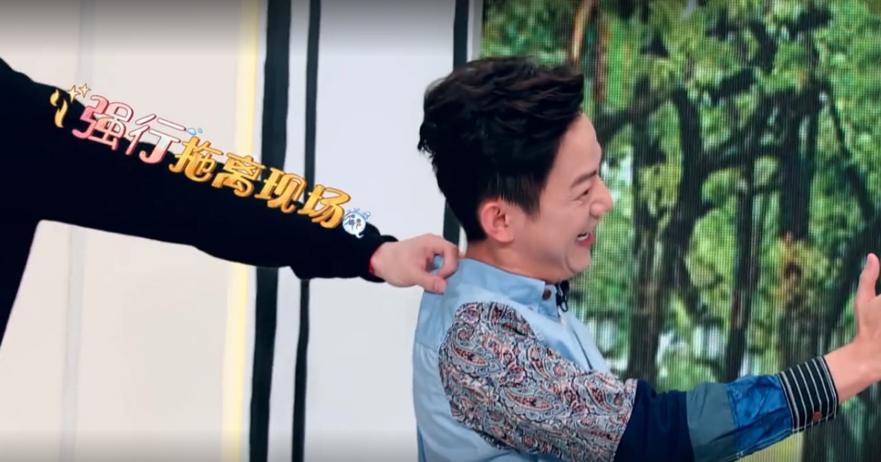 竟然|《拜托了冰箱》杨紫何炅一起拍合照,粉丝王嘉尔竟然“当场捣乱”