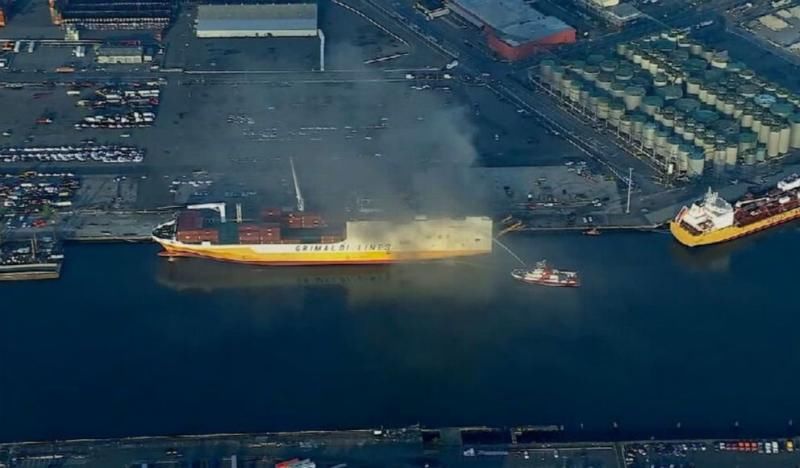 美国新泽西州纽瓦克港一货船发生火灾 致2名消防员死亡