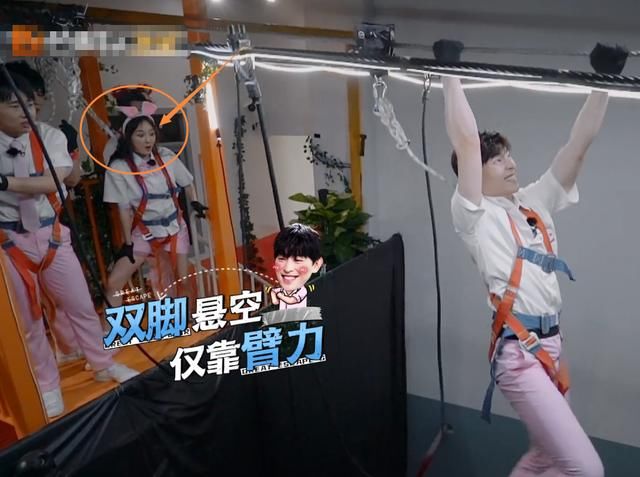  表情|邓伦双脚悬空过铁索，我却注意杨幂的反应，表情像极屏幕前的我