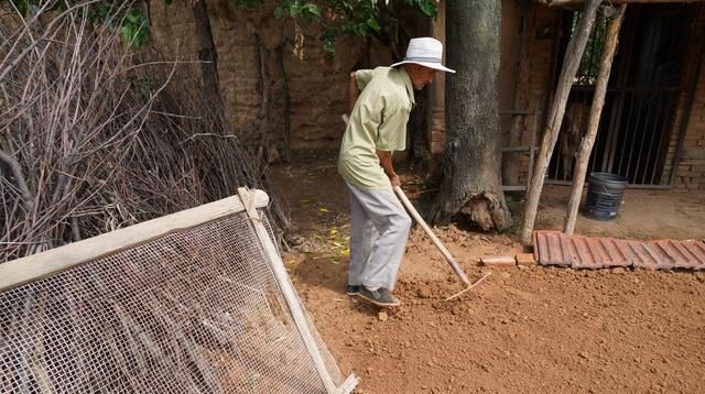 神器|农村7旬老人搞土建不请工程队，“铁杵墩”是神器，看是啥工具