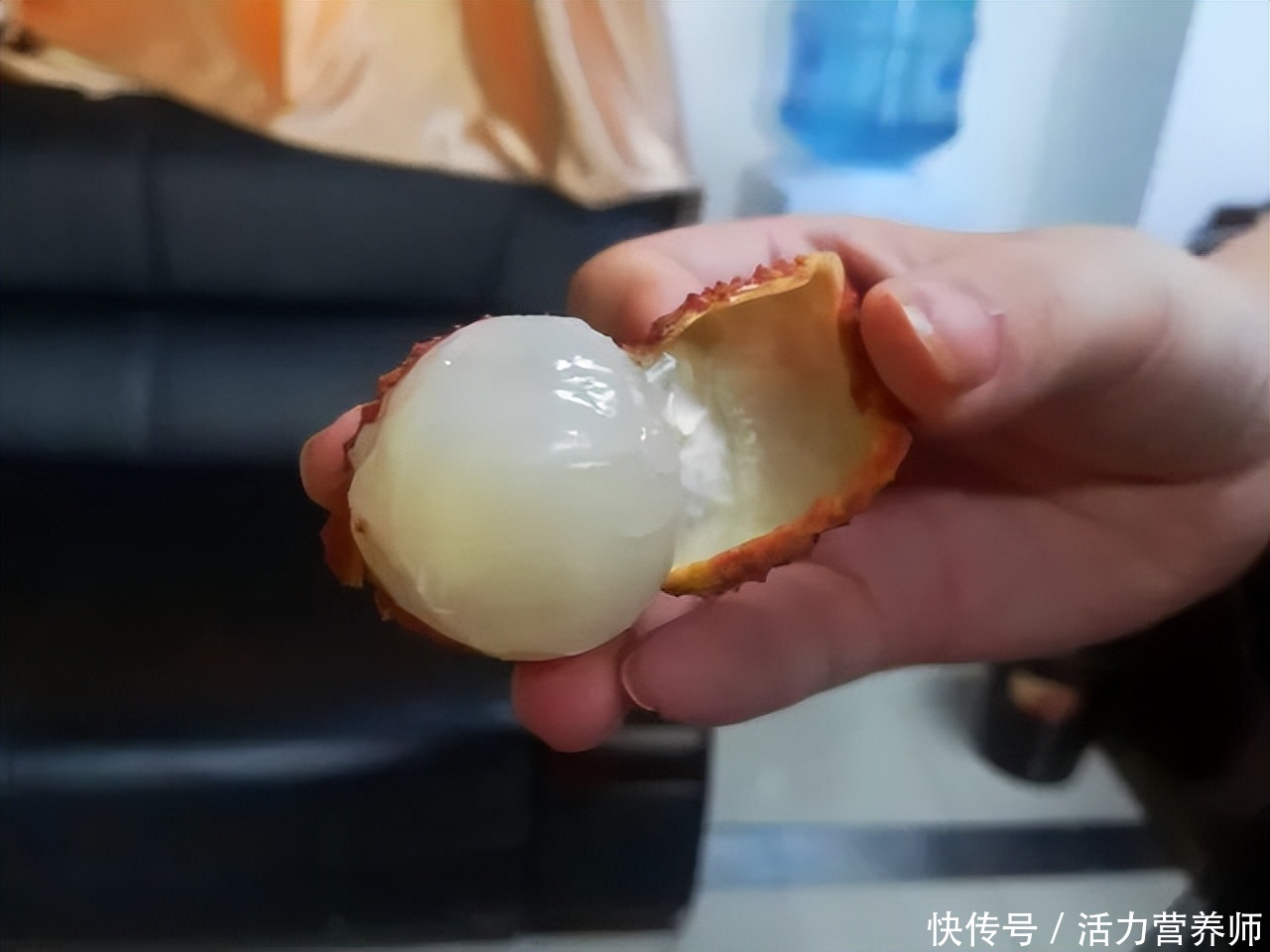 夏天这3种水果尽量少吃别不重视(夏天别再“猛吃”这3种水果了，一旦吃法不对，还可能危及生命安全)