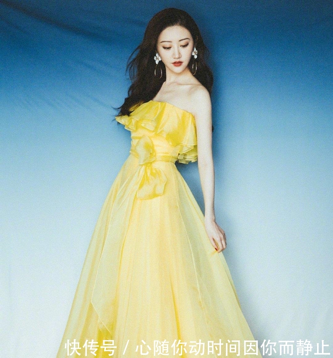 hold|景甜真的太会“装”了!冷白皮穿衣没烦恼,轻松hold黄色长裙!