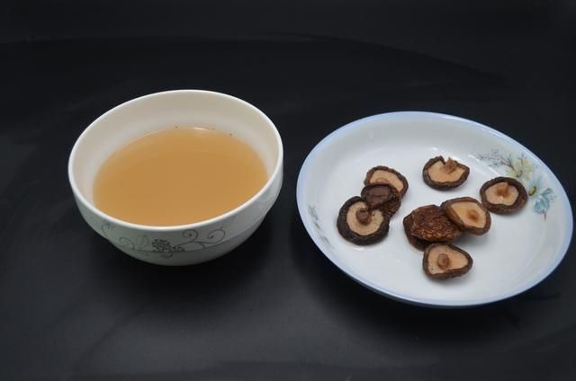 香菇|泡发香菇不用直接加水,多做一步,香菇泡得又大又干净,涨知识了