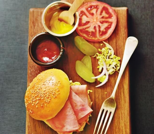 再也|学会做汉堡胚,再也不去快餐店买汉堡,肉蛋菜随意放,好吃无添加