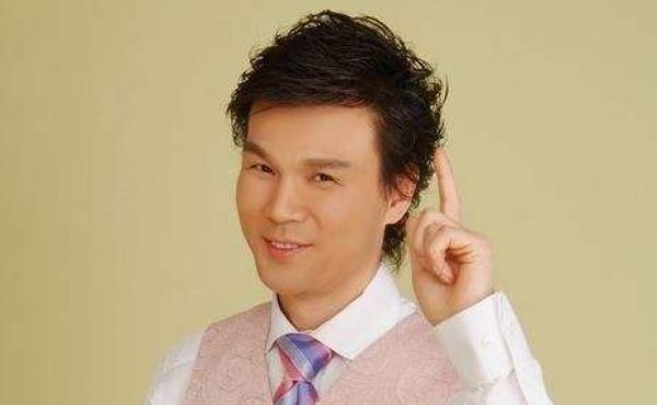  齐名|他曾与何炅汪涵齐名，被称为内地综艺一哥，因一句话今退出舞台