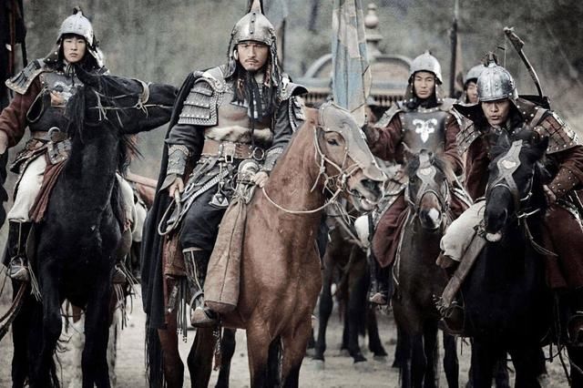  装饰|盔缨、帽翅和锷这三件古物的功能，很可能被今人忽略了