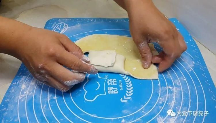  学会|烙饼这么做太香了，开水一烫，张张柔软又劲道，学会天天不起早