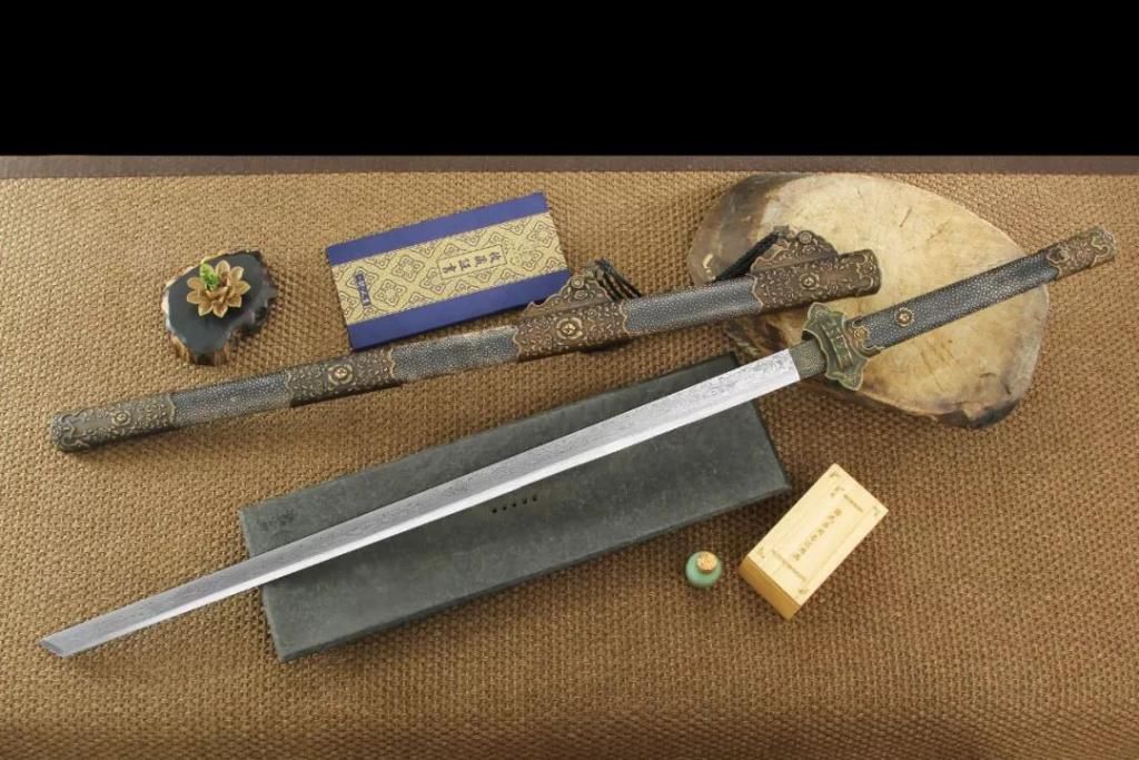 战场|从古代的战场利刃,到现在的杀伐利器,传统刀剑和现代短刀,你更喜欢哪种?