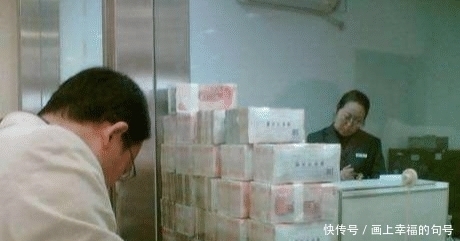 男子|男子好奇心大发，拿手机扫电线杆上的二维码，银行卡立马多了几百万