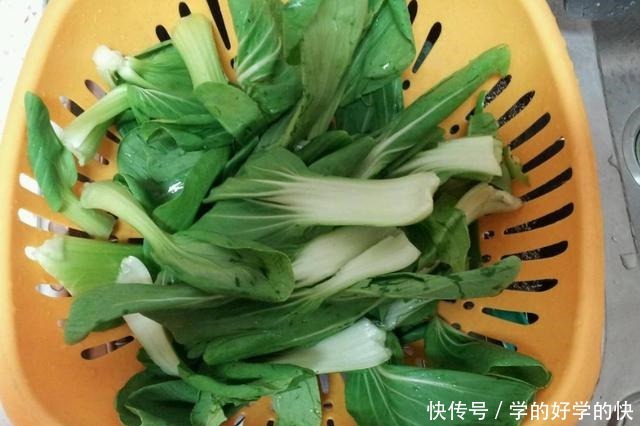 加上一些|炒青菜放热水还是放冷水都错了!加上它一起炒,叶子又嫩又绿