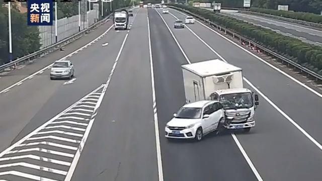  侧翻|高速路上车辆侧翻 热心群众合力营救出一家三口