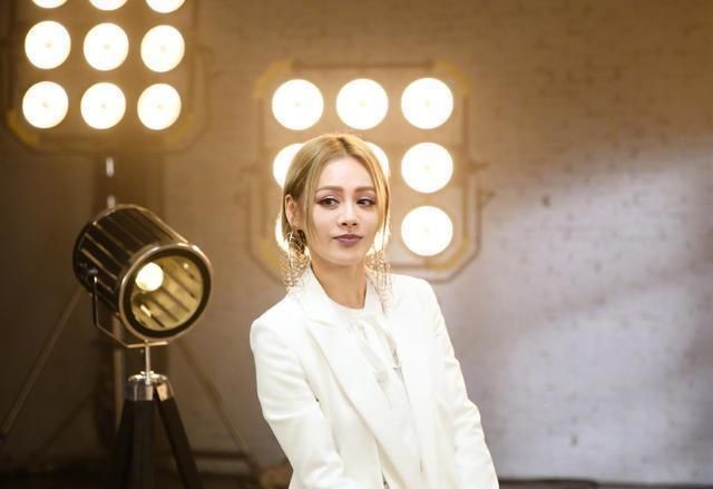  乘风破浪|《乘风破浪的姐姐》30+也能吸金无数，碾压新生代，商业价值何在