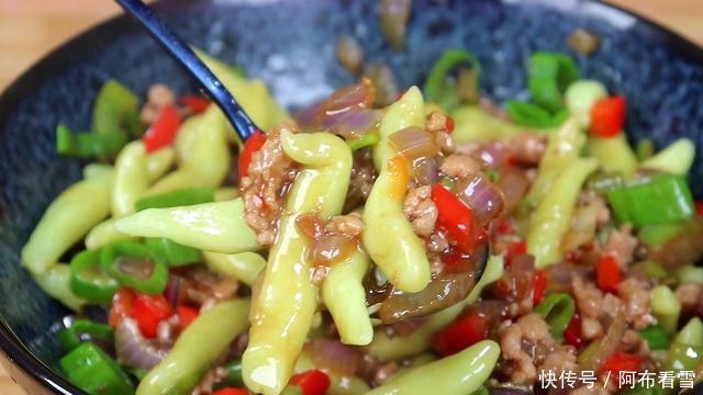 肉末黄瓜皮拌面|黄瓜不要凉拌了,教你花样吃法,做法简单吃着过瘾,汁都不剩