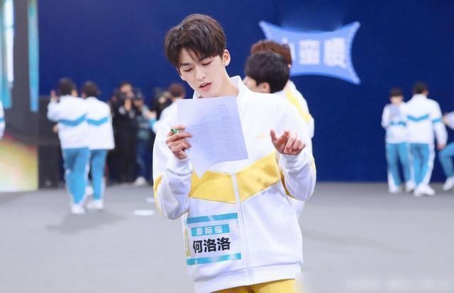  何洛洛|硬糖少女王艺瑾未火先糊？节目中再次失误，上次是因为何洛洛