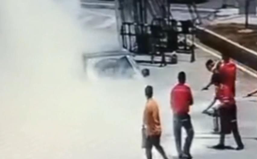  皮卡车|险！皮卡车起火跑进油站，中石化加油员7秒灭火