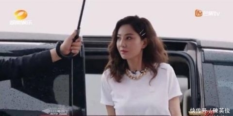  时尚|白色T恤太单调？那是你不会穿，解锁几种新穿法时尚又减龄