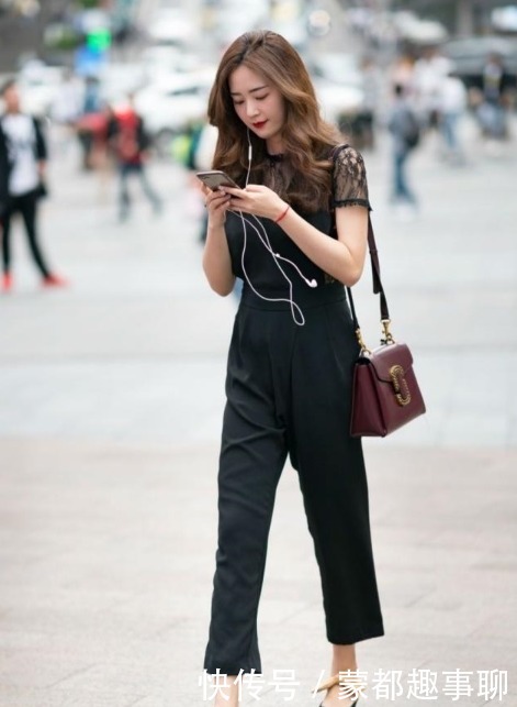 十足|街拍美图:气质非凡的小姐姐,简约风格尽显十足的清新范!