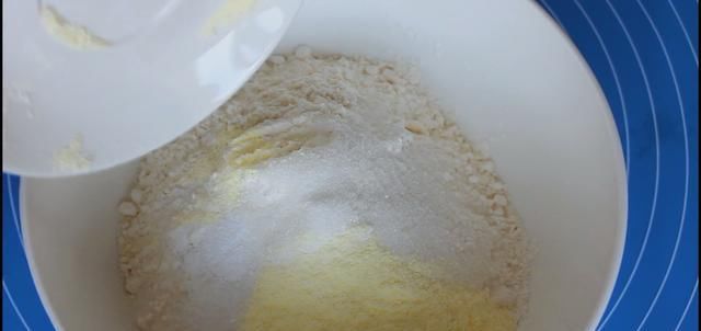 酵母|纯手工制作甜甜圈教程,外焦里嫩颜色金黄,再也不用为早餐发愁了