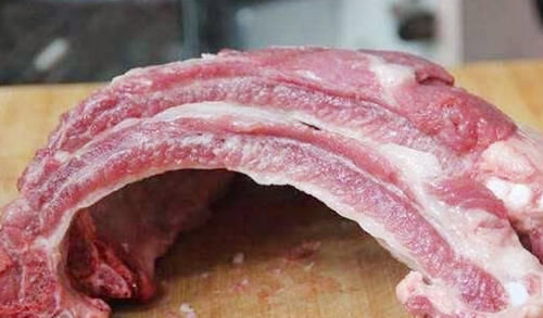 猫腻|看到这3种排骨,再便宜也别买,里面猫腻多,就连肉铺老板都不吃