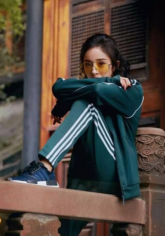  轻松|杨幂的衣品果然没让大家失望，西装配皮裤都能轻松驾驭，佩服！