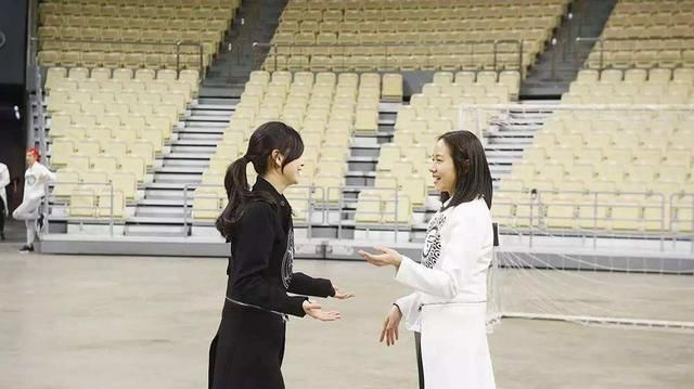  撕烂|跑男前期衣服都撕烂的撕名牌环节，现在互相谦让，只因他太强