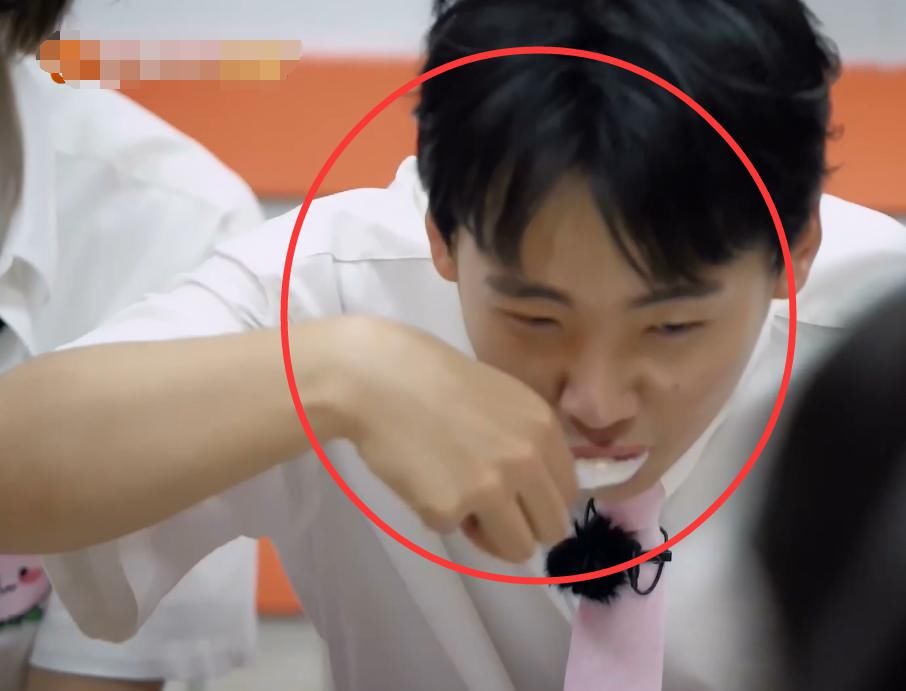  节目|《密逃》嘉宾被罚吃剩饭，看清镜头特写，真吃假吃很明显