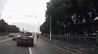  男子|男子碰瓷力求逼真，不惜施展苦肉计，自断手指