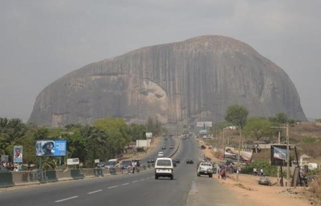 勒索|美国64岁女子网恋非洲男人，被骗到非洲囚禁一年多，还被勒索巨款