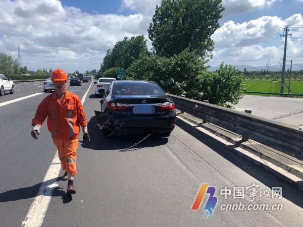  车辆|险！高速上抛锚车驾驶员刚被劝离 十余秒后三车追尾上演