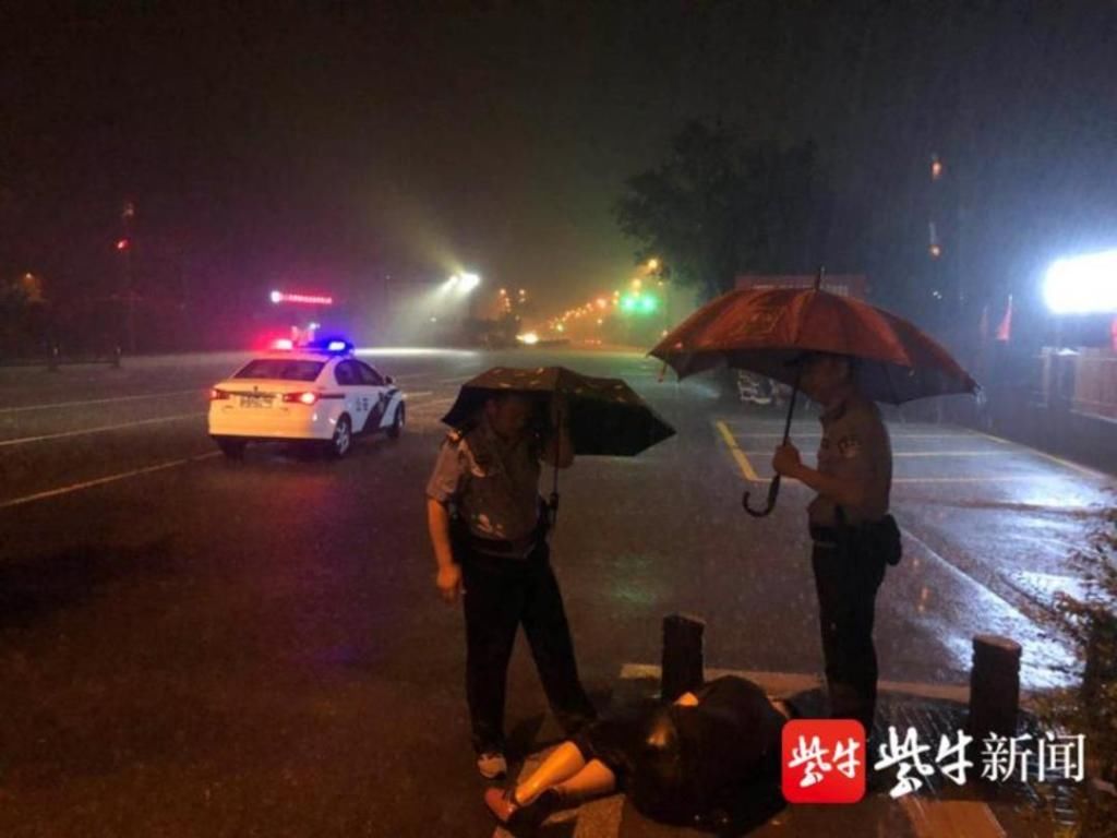 幸亏|这个男子心真大！贪杯雨夜倒路边，7岁儿子被淋透，幸亏民警及时施救父子化险为夷