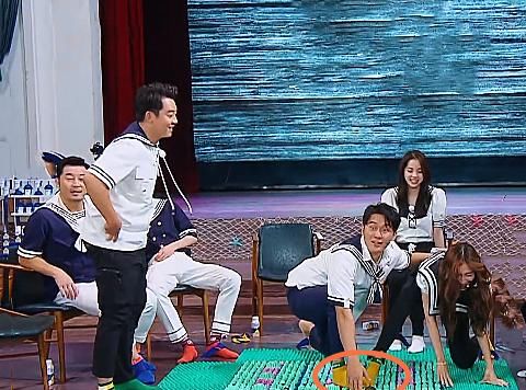  baby|李晨在指压板踩到baby时，镜头无意间拍到吴宣仪，反应让人欣慰