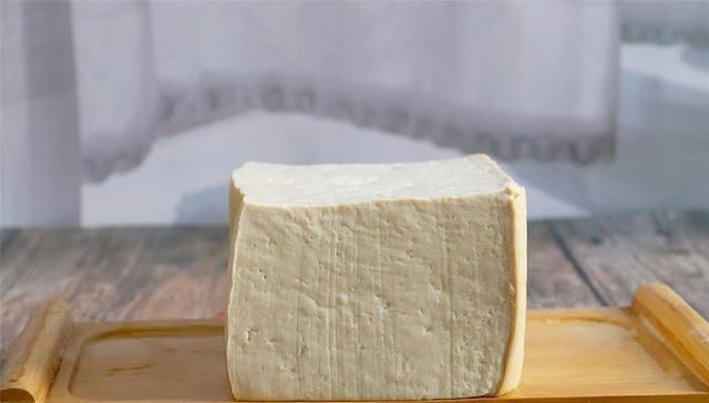 发苦|煎豆腐时,最忌讳这样做!许多人做错,难怪豆腐发苦又粘锅