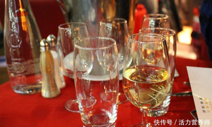 夏天喝啤酒还是喝白酒好(夏天喝“啤酒”与“白酒”，哪个对身体伤害大？爱喝酒的人要看看)