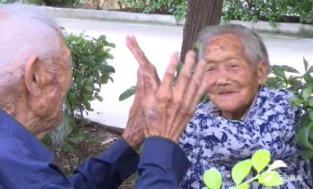 位老人|100岁奶奶贴脸陪伴98岁爷爷，孙女：老人已迷恋上直播