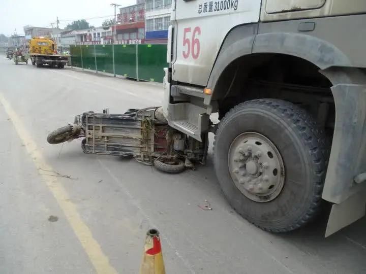  大车|实拍|大车盲区多吓人？看过之后谁还敢靠近……