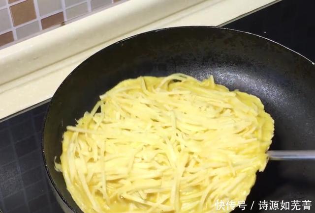 好吃|用土豆做早餐鸡蛋饼,好吃又美味,早餐轻松解决不用愁