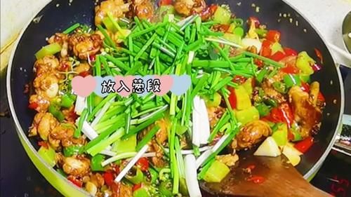  自制|好吃到停不下来的花椒鸡，又麻又辣，配一口自制咸菜，绝了！