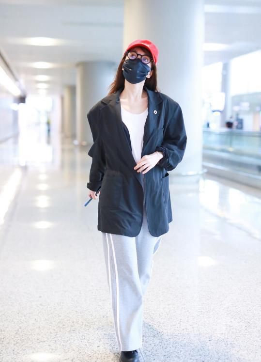  运动风|吴昕真有少女感，香芋紫外套穿的“松垮垮”，嫩度不输小姑娘