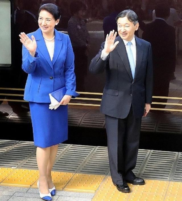 映衬|雅子和布丽吉特同框，皮肤又白又嫩，映衬的后者皱纹凸显