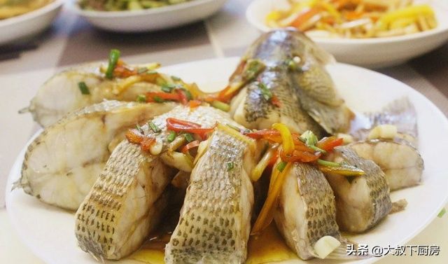 简单|喜欢吃鱼吗?大叔教你清蒸鲈鱼,口感鲜嫩,简单易学,家人喜欢