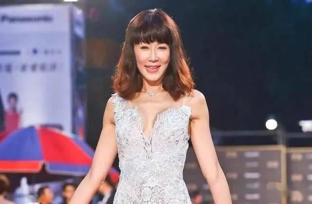  贵圈|贵圈首位直播整形女星、200w钻表随便摔，连范冰冰都模仿她！