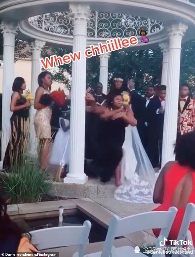 新娘|新郎新娘正交换誓言，突然新郎前女友出现，新娘女儿大怒